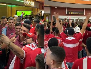 Torcida do CRB recebe jogadores com festa no aeroporto após classificação diante do Bahia; assista