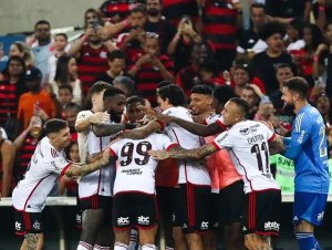 Flamengo massacra o Vasco e assume a liderança do Brasileirão 