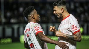 Ex-Bahia comemora gol marcado contra o Vitória nas redes sociais: “Excelente triunfo”