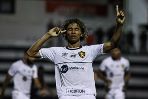 Venda mais cara do Nordeste, lateral negociado com Wolverhampton foi rejeitado pelo Bahia 
