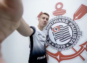 Corinthians anuncia volante que estava atuando na Dinamarca