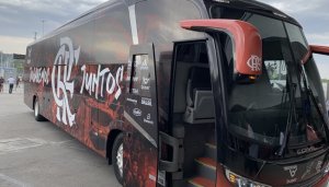 Após classificação na Libertadores, ônibus do Flamengo é apedrejado em La Paz