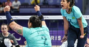 Seleção feminina de vôlei sentado vence a segunda em Paris