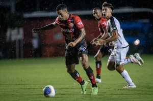 Vitória perde para o Vasco, chega a quatro jogos sem vencer e se complica ainda mais no Z4