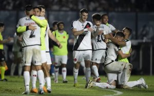 Jogador do Vasco é assaltado com fuzil e tem carro roubado: "Levaram até o chinelo"