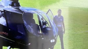 VÍDEO: Helicóptero interrompe jogo de futebol e pousa em gramado para embarque de deputado baiano