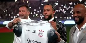 Memphis Depay é apresentado em estádio lotado e Corinthians revela número da camisa; saiba qual