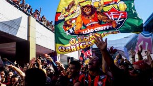 Torcida do Vitória prepara "Aeronego" no embarque da equipe para Goiânia