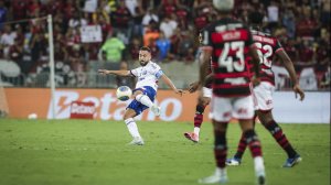 Everton Ribeiro critica chance perdida por Everaldo e cobra “melhores escolhas”