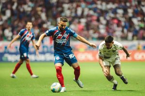 Everton Ribeiro comenta as cobranças da torcida após o fim do primeiro tempo: "Não ficamos abatidos"