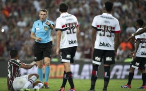 Árbitro de Fluminense x São Paulo é denunciado pelo STJD; saiba o motivo