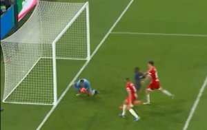 Goleiro leva 'frangaço' em jogo contra o PSG na Champions League; veja vídeo