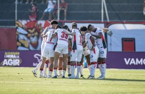 Com gol de pênalti e entrega de ex-integrante, Vitória vence o Juventude e segue vivo no Brasileirão