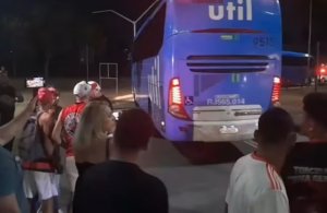 Torcida do Flamengo atira pipoca e protesta em desembarque da equipe no Rio 