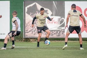 Antes de embarcar para o sul, Vitória relaciona lateral do sub-23