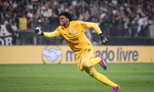 Corinthians se organiza para contratar goleiro Hugo Souza em definitivo