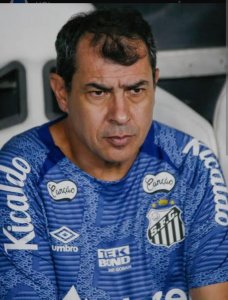 Atitude de treinador do Santos tem chamado atenção