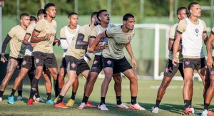 Ensaiando bolas paradas, Vitória conclui mais um dia de treino