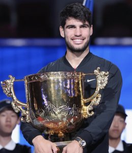 Alcaraz derrota Jannik Sinner de virada e conquista o Aberto da China