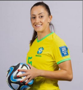 Jogadora da Seleção Brasileira encerra tratamento contra um câncer