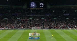 Jogadores de Inglaterra e Grécia prestam homenagem George Baldock