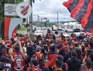 Torcedores do Athletico realizam protesto no CT do Caju 