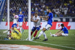 Lucho marca no fim e Bahia arranca empate com o Cruzeiro no Mineirão