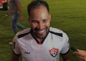 Em jogo tenso no Barradão, Vitória bate o Bragantino