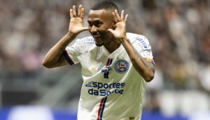 Ademir fala sobre não ser titular com frequência no Bahia: "Respeito a decisão do treinador"