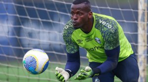 Goleiro Caíque se manifesta após ser acusado por torcedor do Internacional; entenda