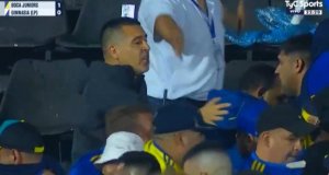 Presidente do Boca, Riquelme vai à arquibancada para impedir briga entre policiais e torcedores