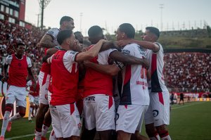 Athlético Paranaense x Vitória: saiba onde assistir ao jogo de sábado pela 32ª rodada do Brasileirão