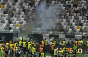 Torcedores do Atlético invadem gramado e atacam seguranças após vice da Copa do Brasil