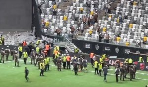 Fotógrafo é atingido por bomba durante final da Copa do Brasil entre Atlético-MG e Flamengo