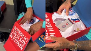 Bahia presenteia jogadores da seleção brasileira com camisas do time; veja