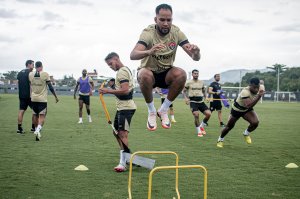 Treinando no CT do Vasco, Vitória faz trabalho físico e jogo em campo reduzido com parte do elenco