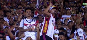 Fora da reta final do Brasileirão por lesão, Matheuzinho assiste jogo do Vitória no meio da torcida