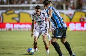 Com mais um gol do artilheiro Alerrandro, Vitória arranca empate com o Grêmio