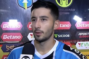 Volante do Grêmio rasga elogios a torcida do Vitória após empate no Barradão: "Maravilhosa"