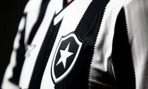 Caminhão com camisas do Botafogo é roubado na Avenida Brasil