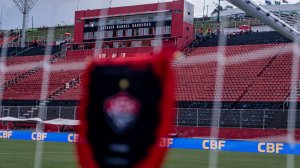 Vitória se aproxima de acerto com zagueiro campeão da Libertadores, revela Fábio Mota