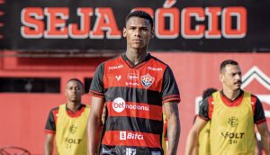 Vitória recebe oferta milionária pelo meia João Pedro 