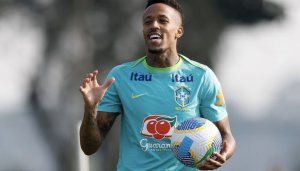 Técnico que 'revelou' zagueiro da Seleção cobra quase R$ 2 milhões a gigante da Série A; entenda