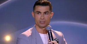 Cristiano Ronaldo critica escolha da bola de ouro e sai em defesa de Vini Jr: "Injusto"