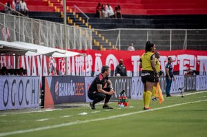 Carpini comenta sobre desempenho da equipe e campo alagado no empate do Vitória 