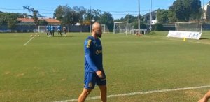 Thaciano é flagrado em treino do Santos mesmo sem anúncio oficial de transferência; veja vídeo