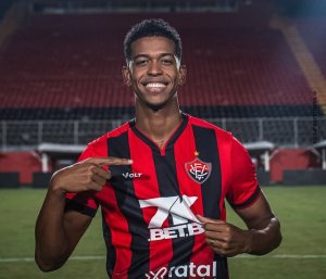 Vitória anuncia contratação de Carlinhos, emprestado pelo Flamengo