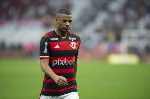 Flamengo confirma desfalque de De La Cruz para o clássico contra o Fluminense