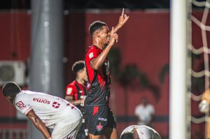 "Muita alegria" , celebra Carlinhos após estrear com gol pelo Vitória