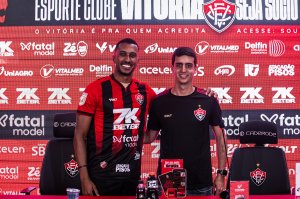 Lucas Braga é apresentado no Barradão e revela preferência de atuar como atacante